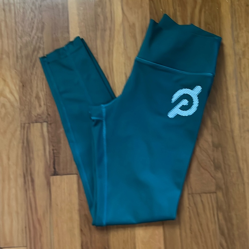 Peloton scalloped leggings, green. Size M.